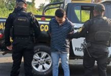 La Policía Nacional Civil logró la detención de tres personas relacionadas con narcomenudeo y la incautación de droga en Escuintla. Foto La Hora: PNC