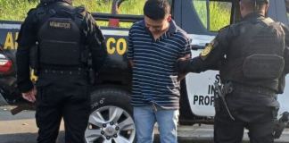 La Policía Nacional Civil logró la detención de tres personas relacionadas con narcomenudeo y la incautación de droga en Escuintla. Foto La Hora: PNC