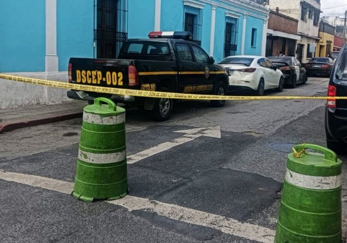 Agentes de la Policía Nacional Civil (PNC) implementaron varios cierres preventivos en distintos puntos de la ciudad. Foto: Amilcar Montejo