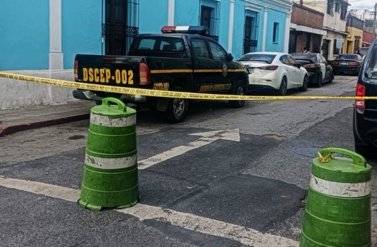 Agentes de la Policía Nacional Civil (PNC) implementaron varios cierres preventivos en distintos puntos de la ciudad. Foto: Amilcar Montejo