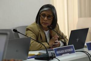 Tribunal retira medidas sustitutivas a abogada Claudia González y queda sujeta a presentarse voluntariamente a juicio