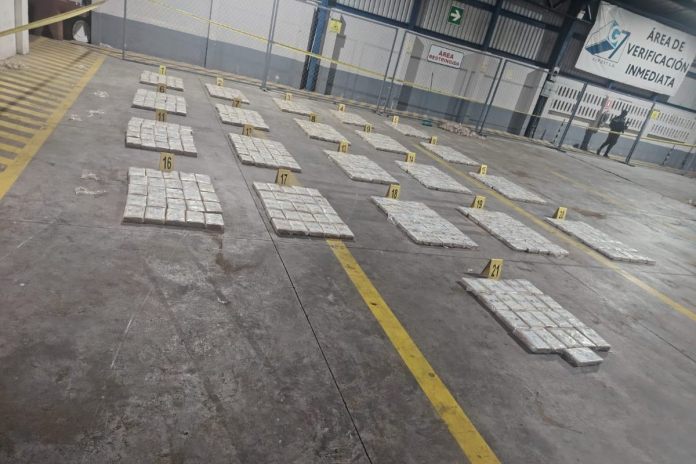 Más de Q190 millones de cocaína son incautados tras inspección de contenedores en Puerto Quetzal.