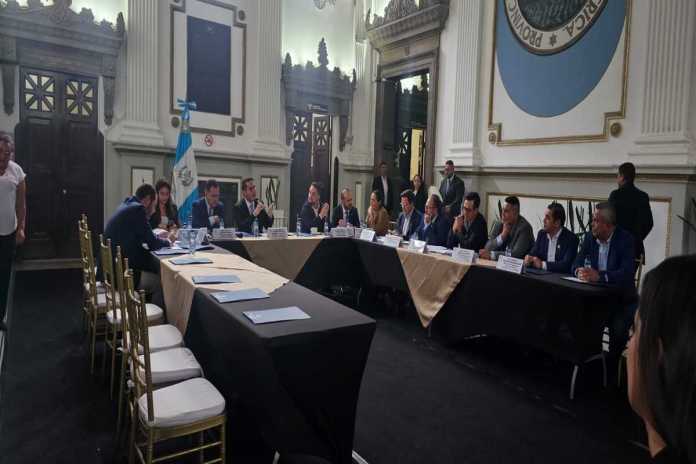 Integrantes de la comisión legislativa de Economía discute el dictamen para la iniciativa de ley del sistema portuario. Foto: La Hora