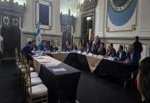 Integrantes de la comisión legislativa de Economía discute el dictamen para la iniciativa de ley del sistema portuario. Foto: La Hora