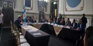 Integrantes de la comisión legislativa de Economía discute el dictamen para la iniciativa de ley del sistema portuario. Foto: La Hora