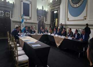 Integrantes de la comisión legislativa de Economía discute el dictamen para la iniciativa de ley del sistema portuario. Foto: La Hora