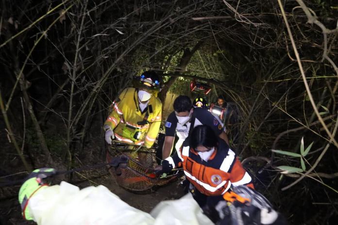 cuerpos pinula Cuerpos de socorro localizaron dos cuerpos semienterrados en un sector de San José Pínula, sumando 6 cuerpos esta semana. Foto La Hora: CVB