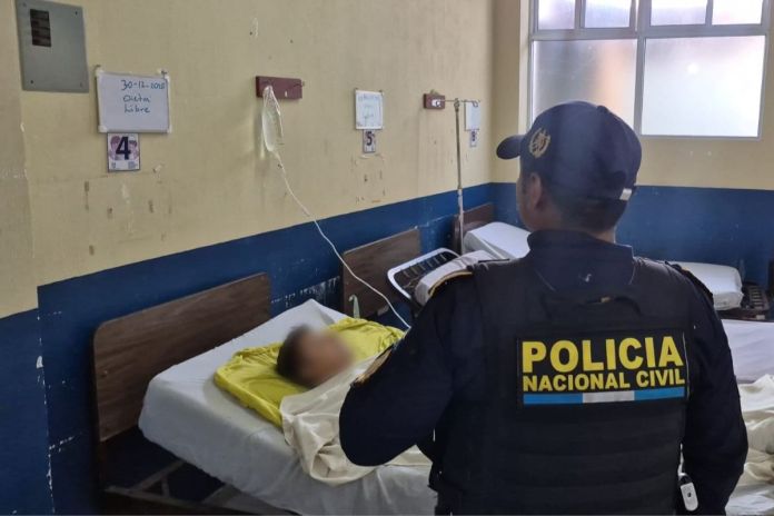 Presunto delincuente que resultó herido tras un enfrentamiento armado contra las autoridades en Sansare. Foto La Hora: PNC