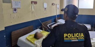 Presunto delincuente que resultó herido tras un enfrentamiento armado contra las autoridades en Sansare. Foto La Hora: PNC