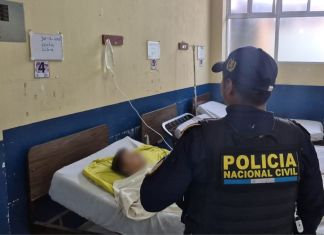 Presunto delincuente que resultó herido tras un enfrentamiento armado contra las autoridades en Sansare. Foto La Hora: PNC