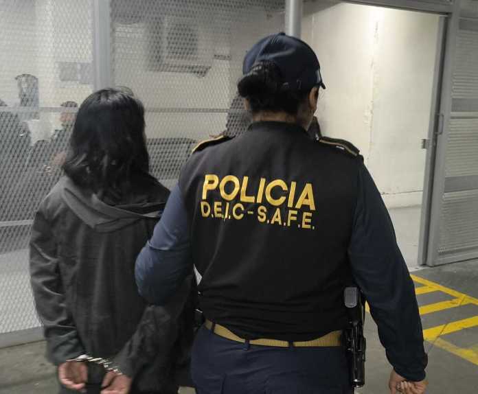 Capturan a cuatro personas retornadas de Estados Unidos en las oficinas de Migración.