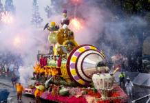 Pese a la lluvia, el Desfile de las Rosas 2026 brilló con carrozas y música La carroza "Your Float Our Boat" de Trader Joe's durante el Desfile de las Rosas de 2026 en Pasadena, California, EE. UU., el 1 de enero de 2026. Foto: La Hora/ EFE/EPA/JILL CONNELLY