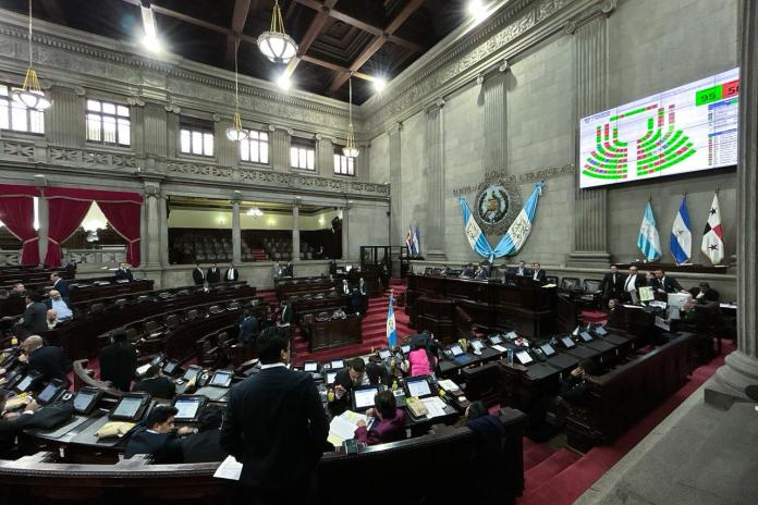 Aunque la plenaria empezó con quorum reducido, la asistencia de los diputados llegó a más de 130. Foto: La Hora / José Orozco