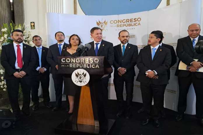 El presidente del Congreso, Luis Contreras, anuncia la convocatoria a jefes de bloque para el 15 de enero. Foto: Organismo Legislativo