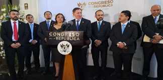 El presidente del Congreso, Luis Contreras, anuncia la convocatoria a jefes de bloque para el 15 de enero. Foto: Organismo Legislativo