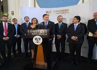 El presidente del Congreso, Luis Contreras, anuncia la convocatoria a jefes de bloque para el 15 de enero. Foto: Organismo Legislativo