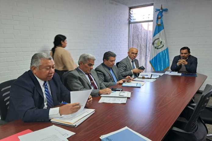 Autoridades del Ministerio de Educación acudieron a una citación con el diputado José Chic. Foto: Organismo Legislativo