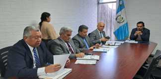 Autoridades del Ministerio de Educación acudieron a una citación con el diputado José Chic. Foto: Organismo Legislativo