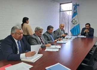 Autoridades del Ministerio de Educación acudieron a una citación con el diputado José Chic. Foto: Organismo Legislativo