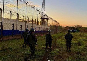 Ejército establece cerco en cárceles tras hallazgo de radios y granadas