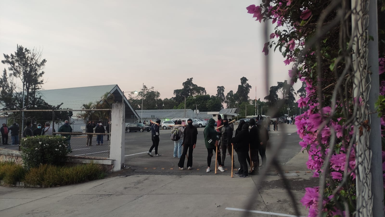 Grupos de supuestos estudiantes, con el rostro cubierto y armados con palos y bates, estuvieron presentes en la elección de Walter Mazariegos, en mayo de 2022. El proceso se desarrolló en el Parque de la Industria. Foto: La Hora/Archivo