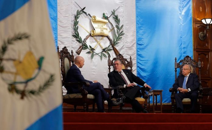 Arévalo recibe cartas credenciales de seis embajadores en medio de la expectativa por cambio de Bradley.