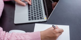 Las personas recuerdan mejor lo que escriben a mano que en una computadora. Foto: Freepik