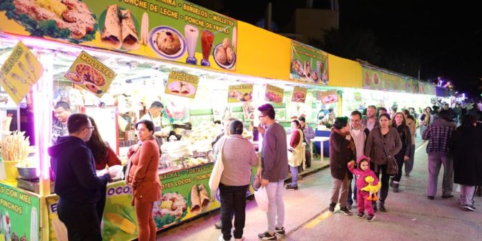 De domingo a jueves, los puestos de venta atienden de 10:00 a. m. hasta las 22:00 horas, y el viernes y sábado, de 10:00 a. m. hasta las 23:00 p. m. Foto La Hora: municipalidad de Guatemala