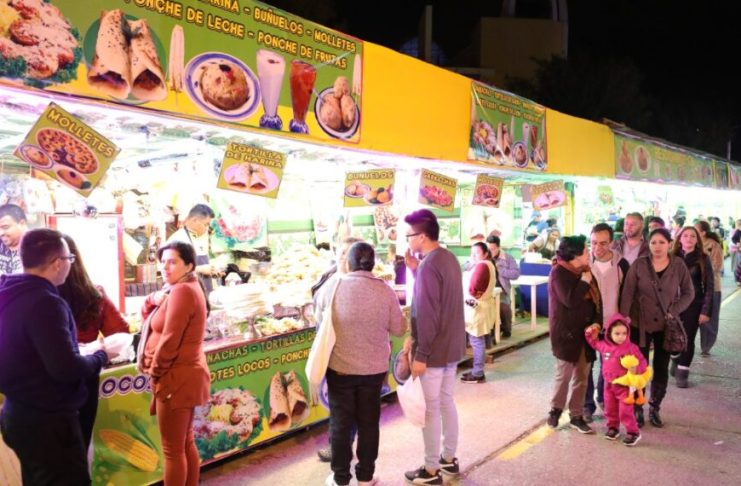 De domingo a jueves, los puestos de venta atienden de 10:00 a. m. hasta las 22:00 horas, y el viernes y sábado, de 10:00 a. m. hasta las 23:00 p. m. Foto La Hora: municipalidad de Guatemala