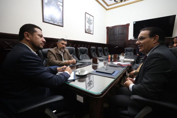 El ministro de Gobernación, Marco Antonio Villeda, acude a reunión con el presidente del Congreso, Nery Ramos. Foto: Organismo Legislativo
