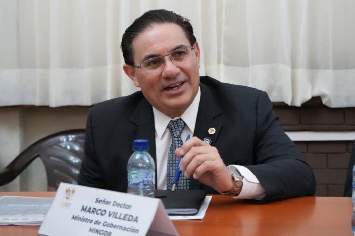 El ministro de Gobernación, Marco Antonio Villeda, explica la situación de María Martha Castañeda Torres. Foto: Ministerio de Gobernación