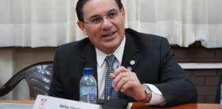 El ministro de Gobernación, Marco Antonio Villeda, explica la situación de María Martha Castañeda Torres. Foto: Ministerio de Gobernación