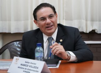 El ministro de Gobernación, Marco Antonio Villeda, explica la situación de María Martha Castañeda Torres. Foto: Ministerio de Gobernación