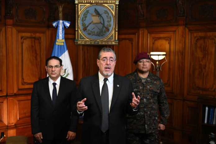El gobierno de Bernardo Arévalo decretó duelo nacional por la muerte de agentes de la PNC. Foto: Gobierno de Guatemala.