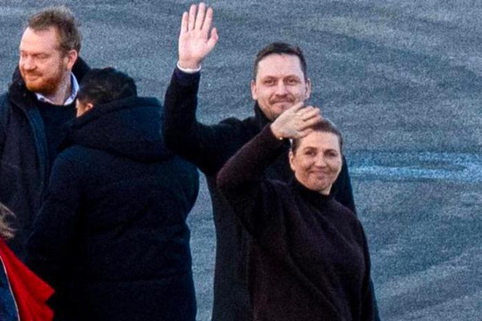 La Primera Ministra danesa, Mette Frederiksen, en el aeropuerto de Nuuk, Groenlandia, el 23 de enero de 2026. Frederiksen está en Groenlandia para reunirse con el jefe de gobierno de Groenlandia, Jens-Frederik Nielsen. (Dinamarca, Groenlandia) Foto: La Hora EFE/EPA/Rodrigo Freitas NORWAY OUT