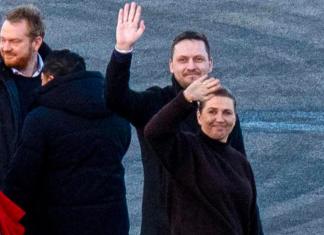 La Primera Ministra danesa, Mette Frederiksen, en el aeropuerto de Nuuk, Groenlandia, el 23 de enero de 2026. Frederiksen está en Groenlandia para reunirse con el jefe de gobierno de Groenlandia, Jens-Frederik Nielsen. (Dinamarca, Groenlandia) Foto: La Hora EFE/EPA/Rodrigo Freitas NORWAY OUT