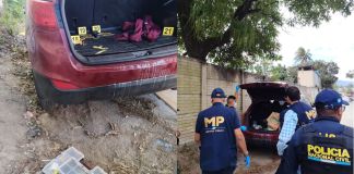 En el vehículo, la PNC encontró una buena cantidad de municiones, los cuales fueron embalados por el MP. Foto La Hora: PNC