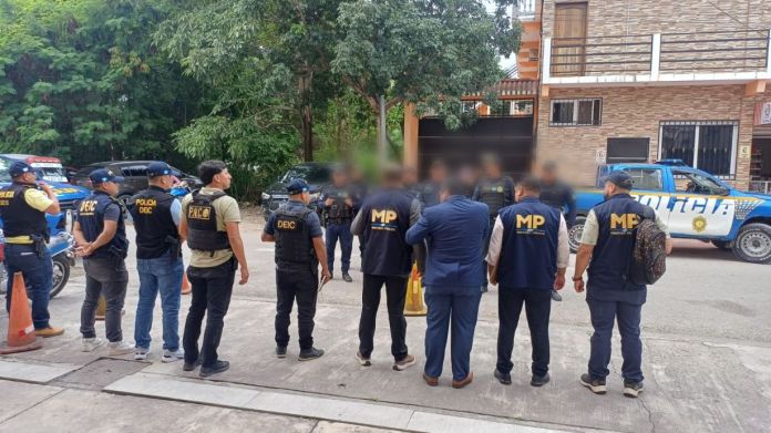 Agentes policiales y peritos del MP participan en el allanamiento para identificar una supuesta estructura criminal que tiene retenida a personas en un inmueble. Foto La Hora: MP