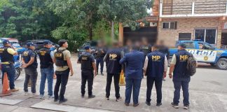 Agentes policiales y peritos del MP participan en el allanamiento para identificar una supuesta estructura criminal que tiene retenida a personas en un inmueble. Foto La Hora: MP