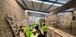 El alcalde de Mixco, Neto Bran, anunció que también se mejorará el piso, la instalación eléctrica y paredes de los puestos de venta. Foto La Hora: Neto Bran