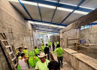El alcalde de Mixco, Neto Bran, anunció que también se mejorará el piso, la instalación eléctrica y paredes de los puestos de venta. Foto La Hora: Neto Bran