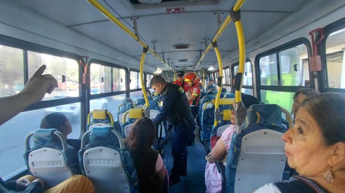 Más de 30 pasajeros de la unidad de transporte fueron asaltados por tres personas que se hicieron pasar por usuarios. Foto La Hora: Bomberos Municipales