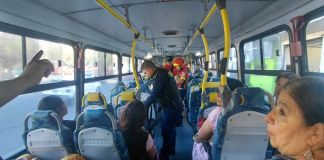 Más de 30 pasajeros de la unidad de transporte fueron asaltados por tres personas que se hicieron pasar por usuarios. Foto La Hora: Bomberos Municipales