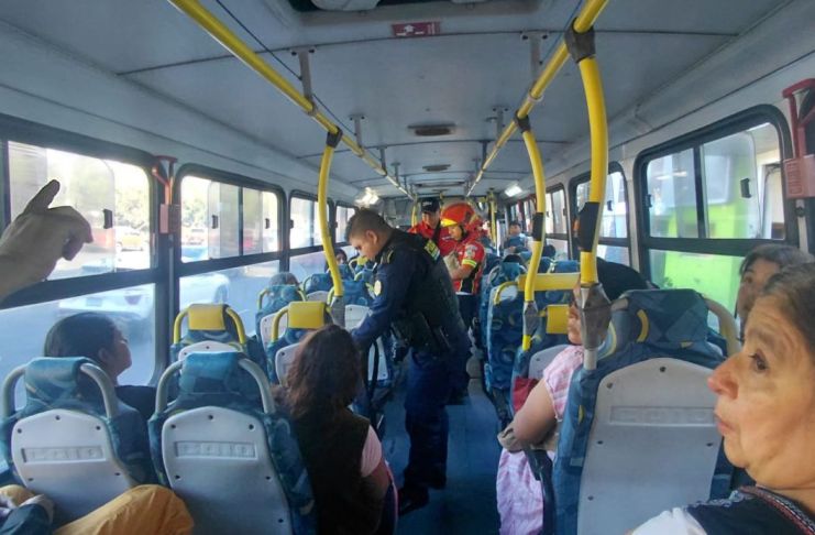 Más de 30 pasajeros de la unidad de transporte fueron asaltados por tres personas que se hicieron pasar por usuarios. Foto La Hora: Bomberos Municipales