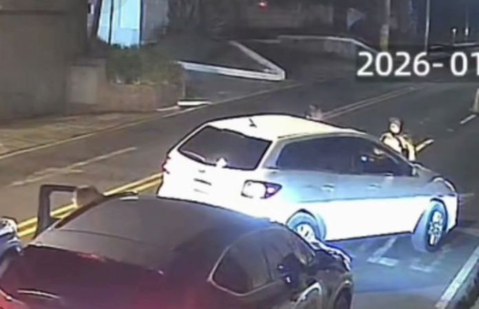 La agente de la PMT fue impactada por el auto en Muxbal luego de intentar detener la marcha de la conductora por una infracción. Foto La Hora: captura de pantalla/FB Sebastián Siero