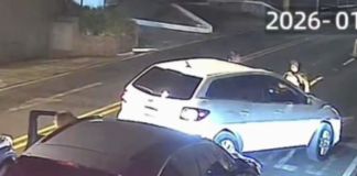 La agente de la PMT fue impactada por el auto en Muxbal luego de intentar detener la marcha de la conductora por una infracción. Foto La Hora: captura de pantalla/FB Sebastián Siero