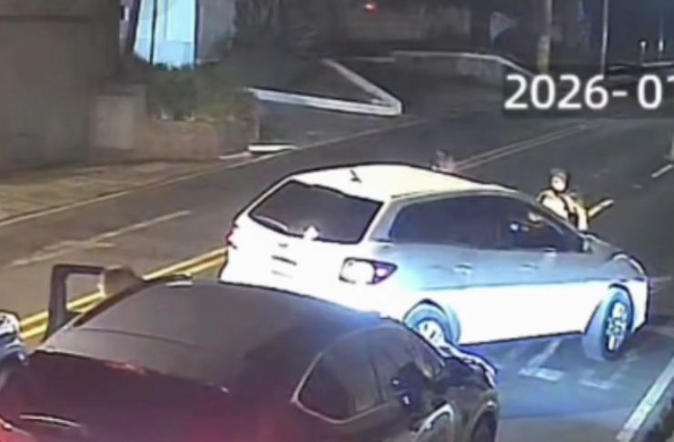 La agente de la PMT fue impactada por el auto en Muxbal luego de intentar detener la marcha de la conductora por una infracción. Foto La Hora: captura de pantalla/FB Sebastián Siero