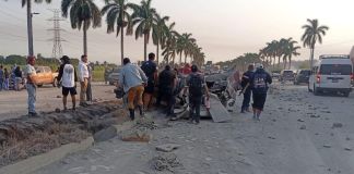 El tráiler pasó impactando a un picop y habría atropellado a dos motoristas. Asimismo, botó la carga que trasladaba. Foto La Hora: CDN Escuintla