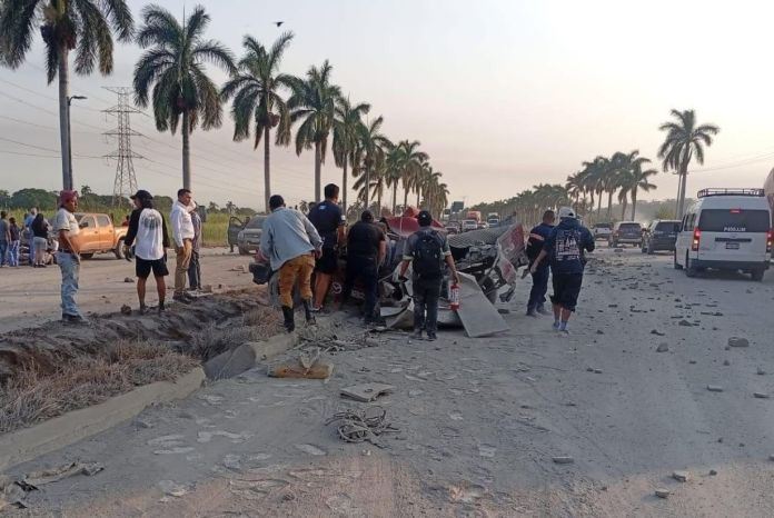 Accidente Palin-Escuintla El tráiler pasó impactando a un picop y habría atropellado a dos motoristas. Asimismo, botó la carga que trasladaba. Foto La Hora: CDN Escuintla