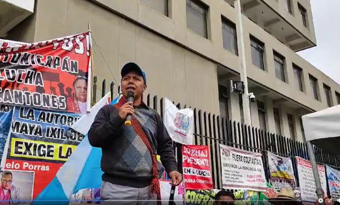 El exvicepresidente de los 48 Cantones se encontraba en su puesto de venta en Patzicía, Chimaltenango, cuando fue capturado. Foto La Hora: captura de pantalla Aj Ralch'och' Noticias